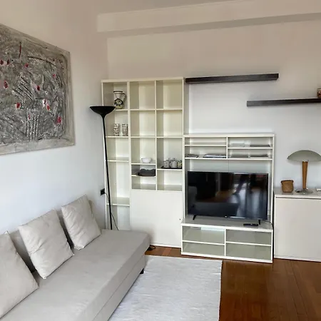 Bright Flat - Fashion & Design District Apartment *